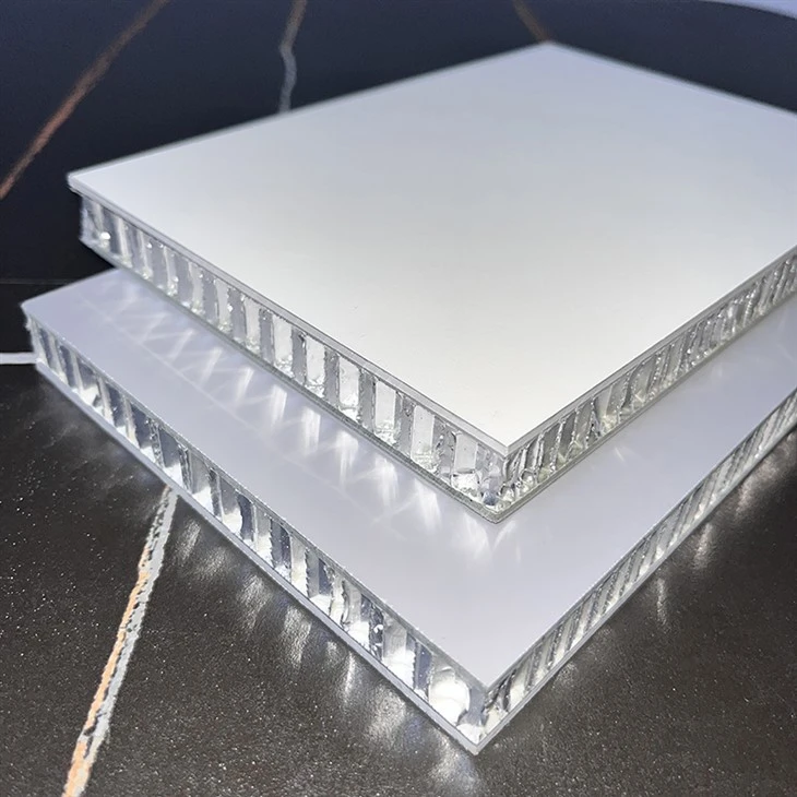 Brandsikker Nummerkontrol Prægning Blomster Metal Firkantede lofter Beklædning Aluminium Loftspanel Bygning Kontor